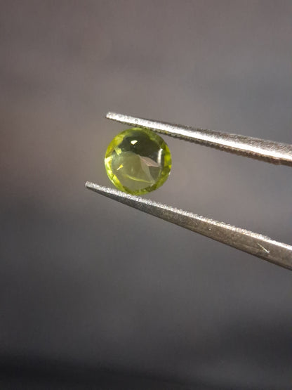 Natural Peridot - 0.515 ct - round - unheated - olive green - Natural Gems Belgium