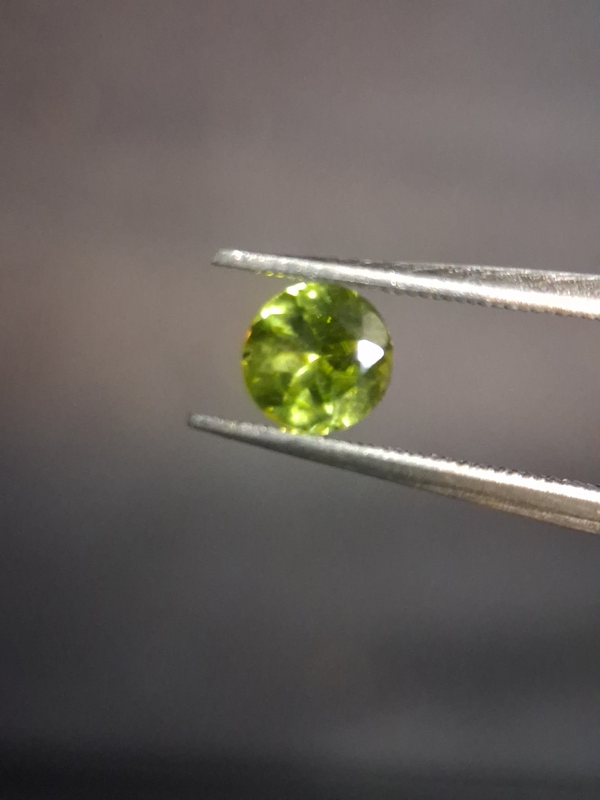 Natural Peridot - 0.538 ct - round - unheated - green - Natural Gems Belgium
