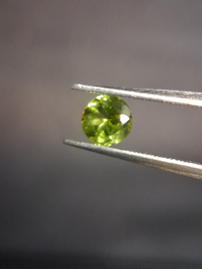 Natural Peridot - 0.538 ct - round - unheated - green - Natural Gems Belgium