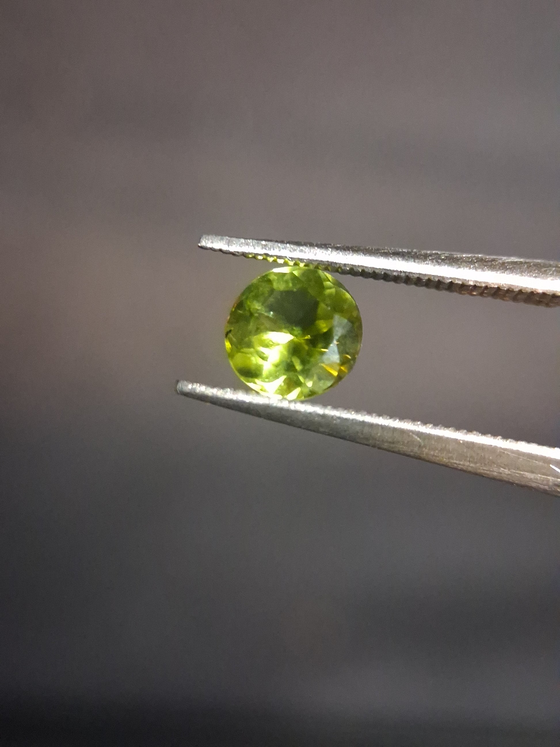 Natural Peridot - 0.538 ct - round - unheated - green - Natural Gems Belgium