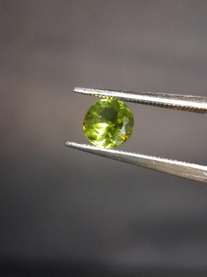 Natural Peridot - 0.538 ct - round - unheated - green - Natural Gems Belgium