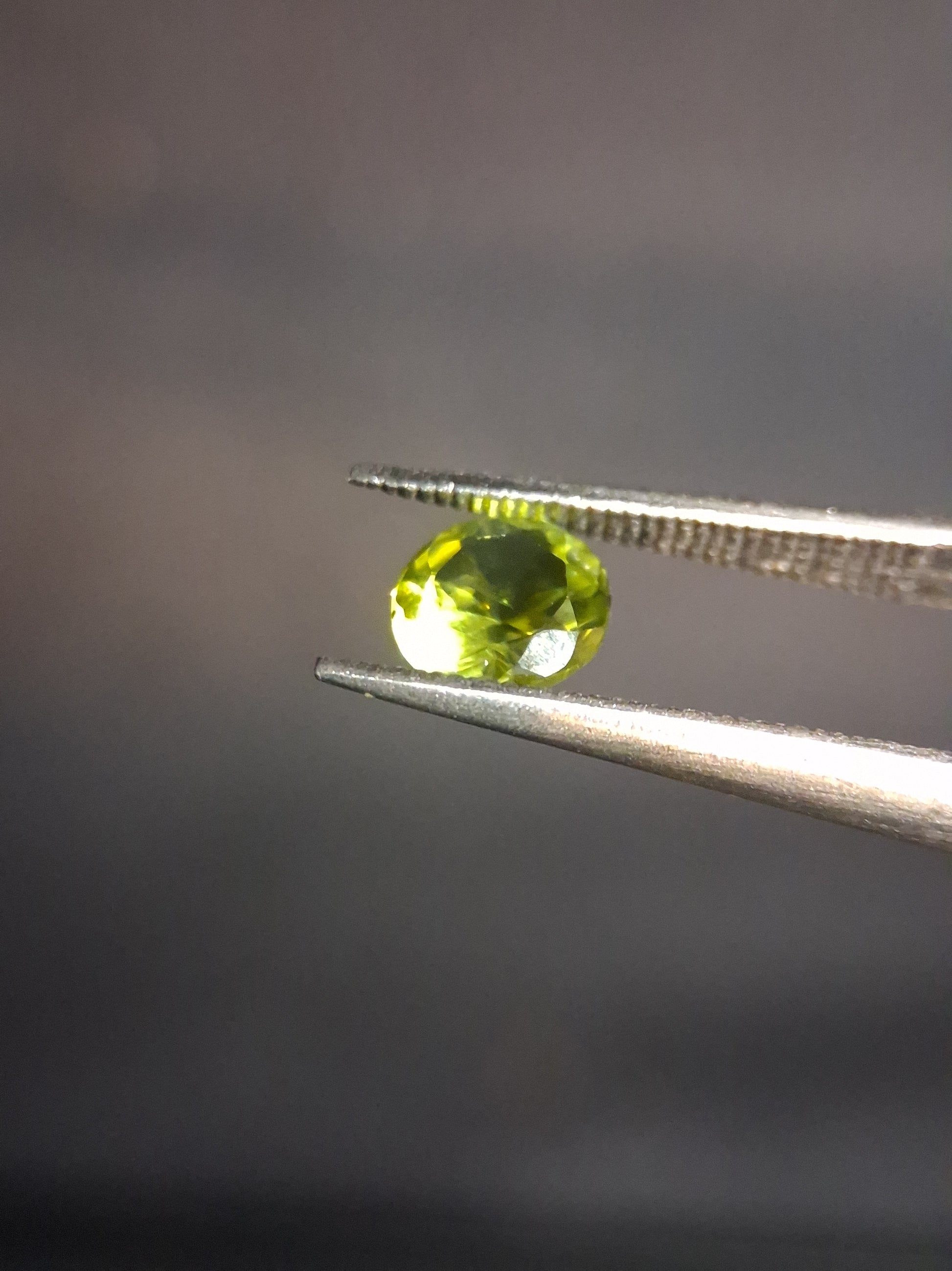 Natural Peridot - 0.538 ct - round - unheated - green - Natural Gems Belgium