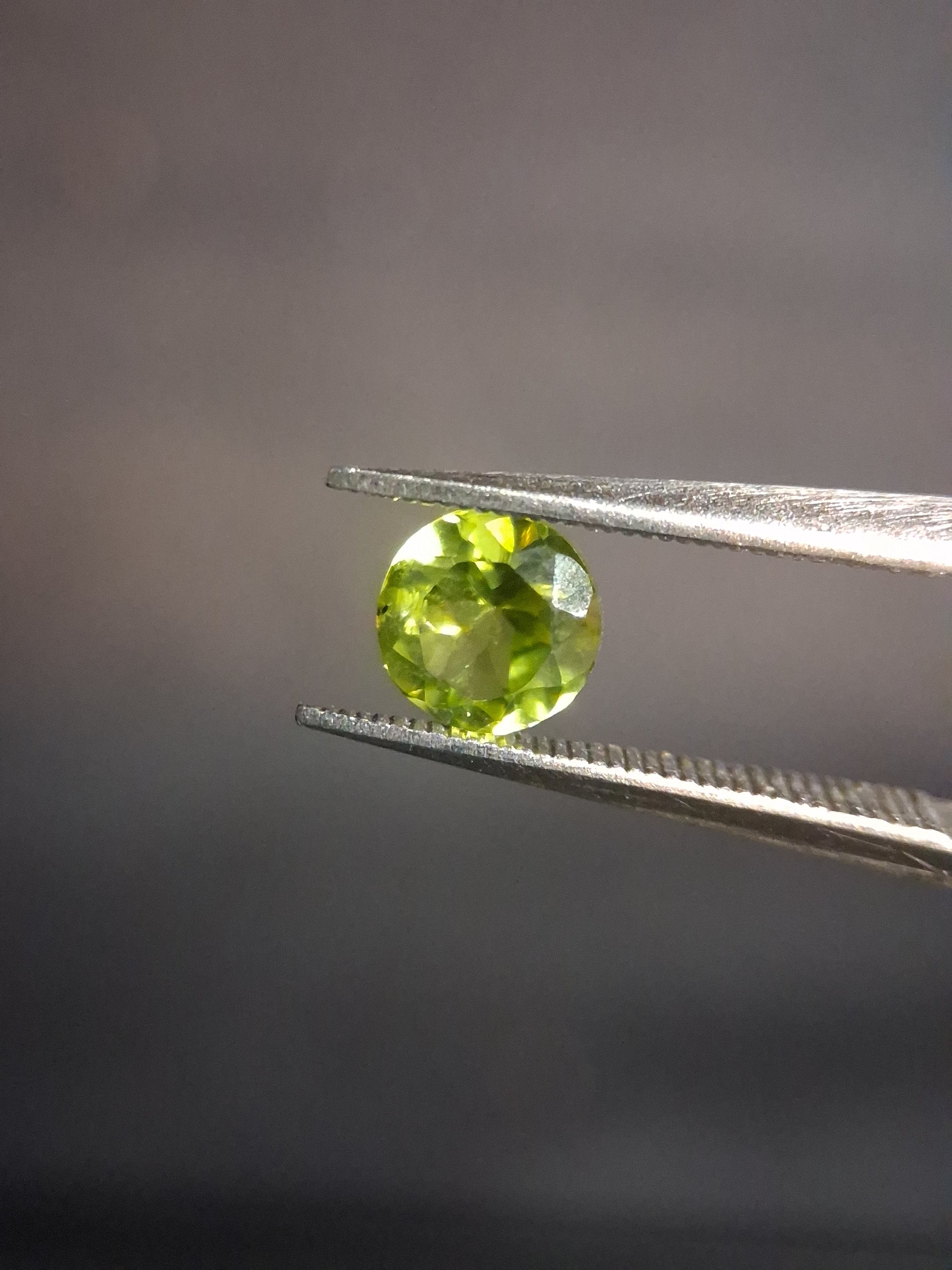 Natural Peridot - 0.538 ct - round - unheated - green - Natural Gems Belgium