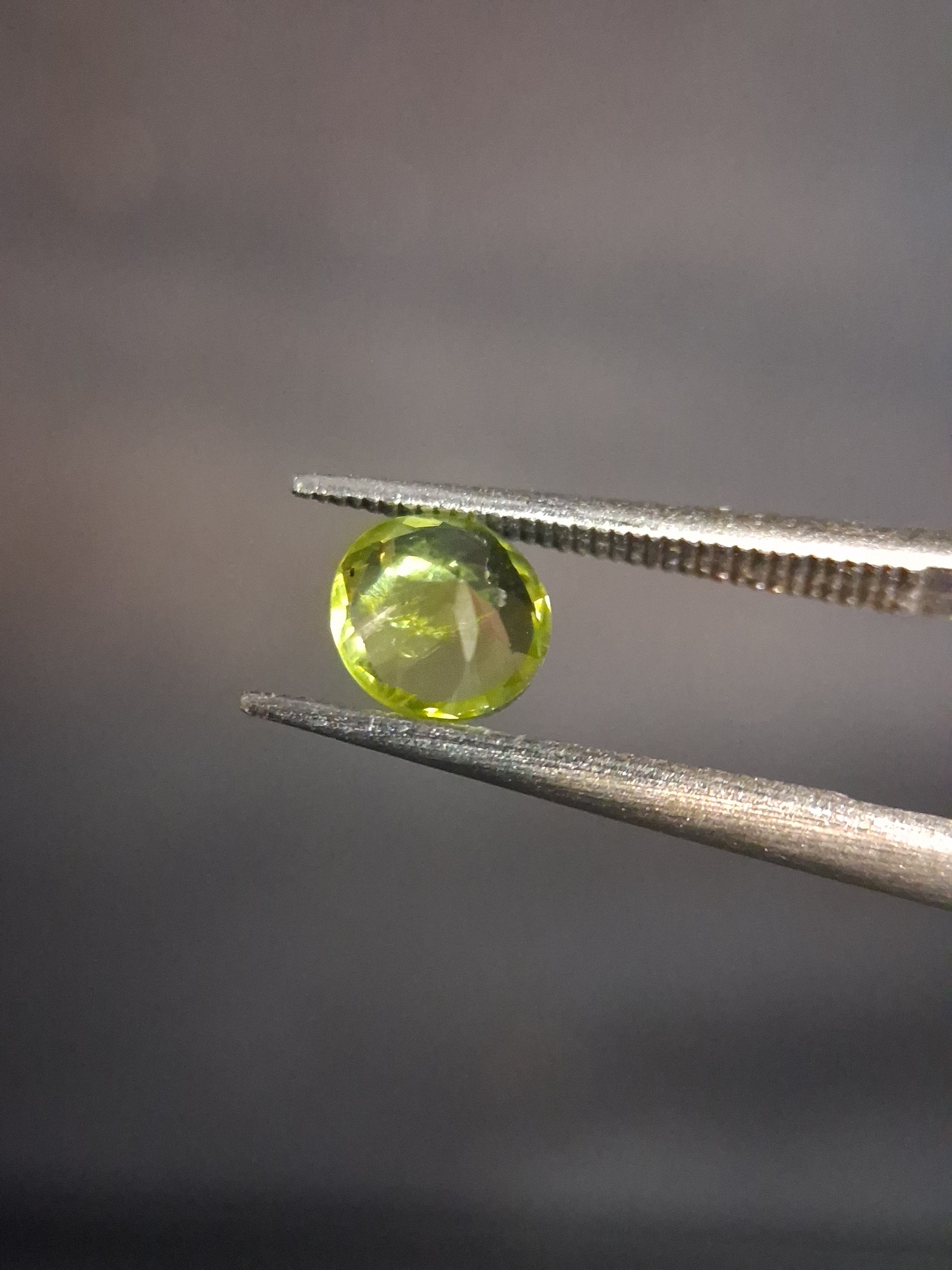 Natural Peridot - 0.538 ct - round - unheated - green - Natural Gems Belgium