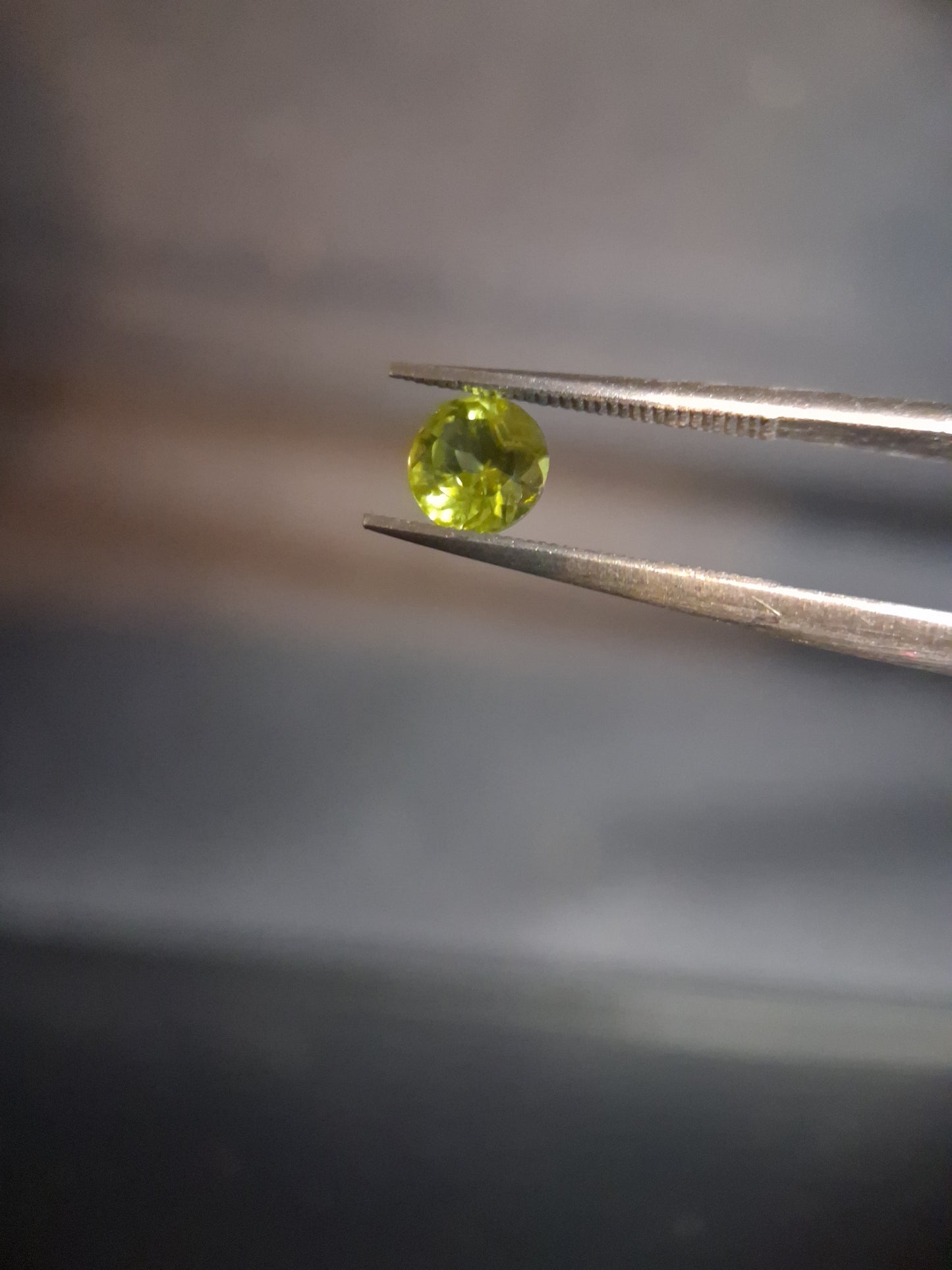 Natural Peridot - 0.535 ct - round - unheated - collectors item (lily pad) - Natural Gems Belgium