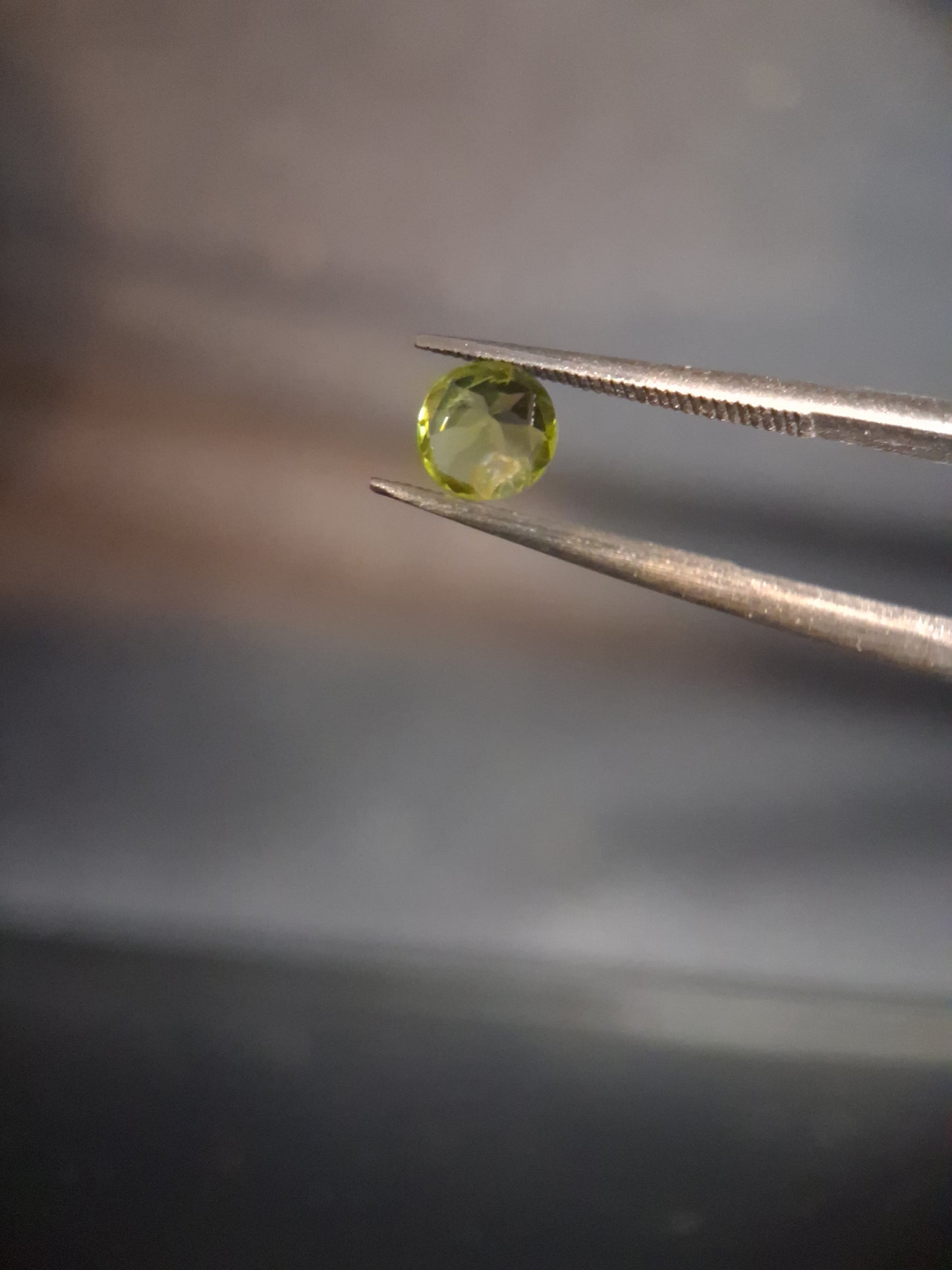 Natural Peridot - 0.535 ct - round - unheated - collectors item (lily pad) - Natural Gems Belgium