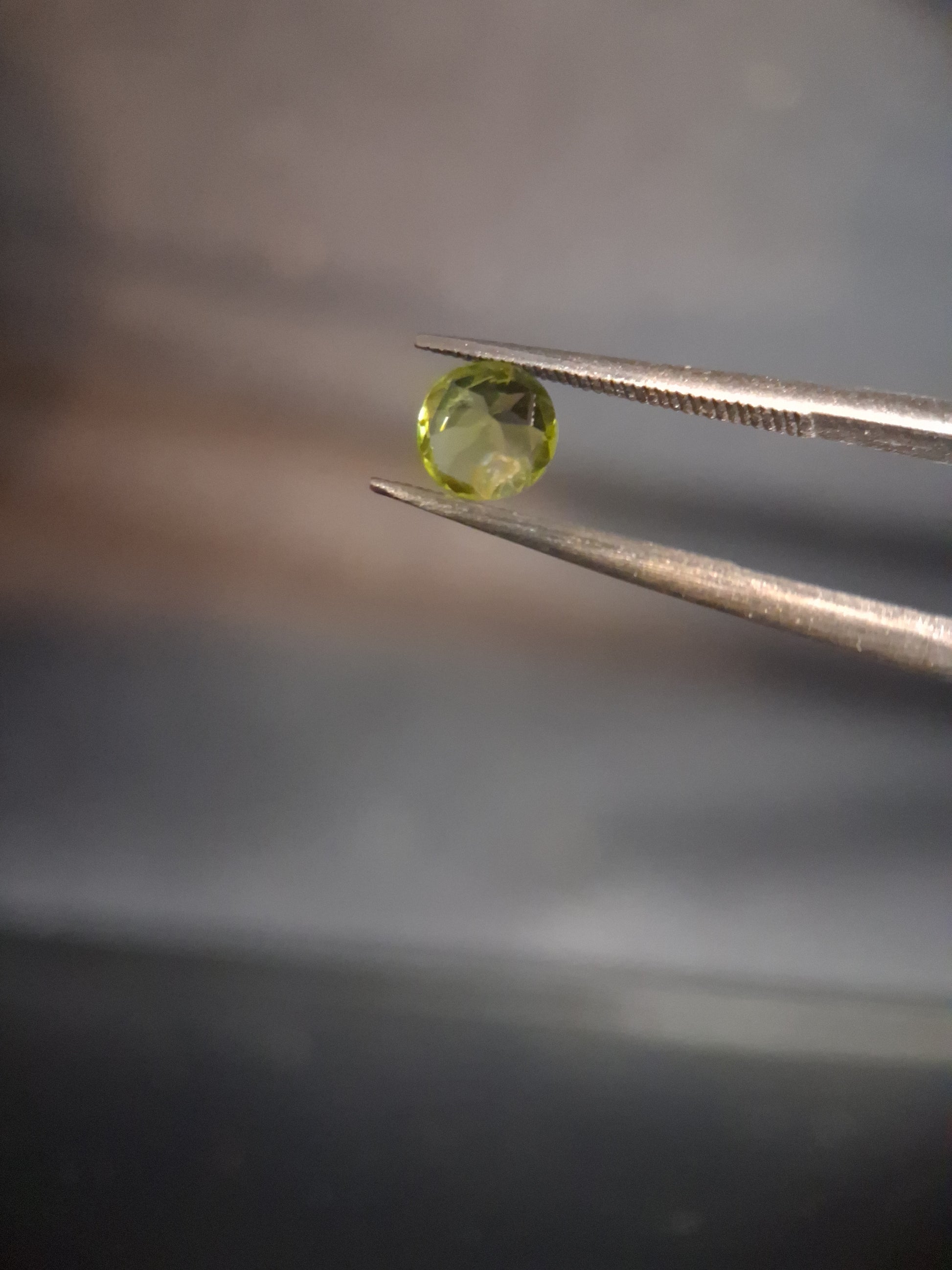 Natural Peridot - 0.535 ct - round - unheated - collectors item (lily pad) - Natural Gems Belgium