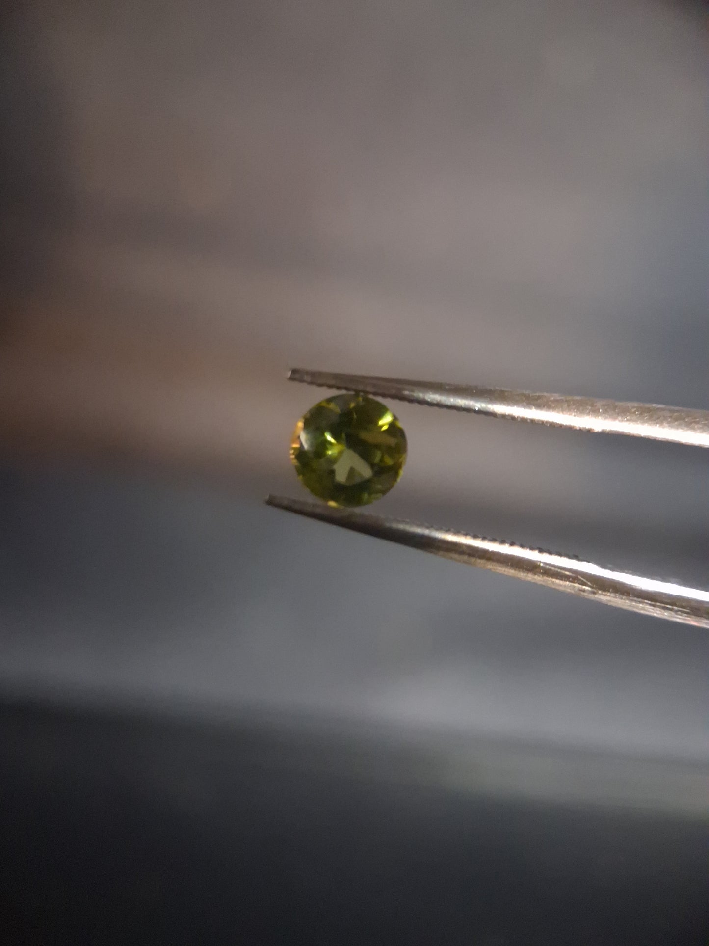 Natural Peridot - 0.515 ct - round - unheated- green peridot - Natural Gems Belgium