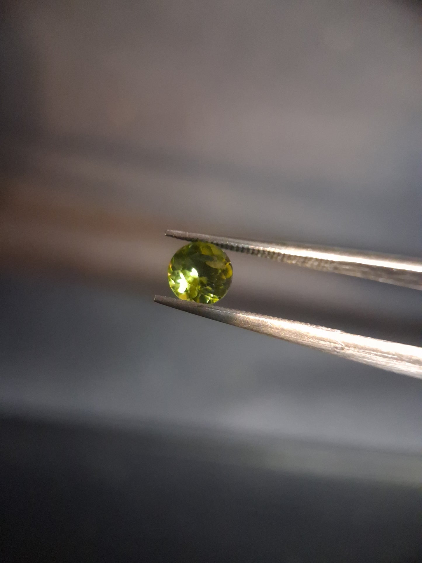 Natural Peridot - 0.515 ct - round - unheated- green peridot - Natural Gems Belgium