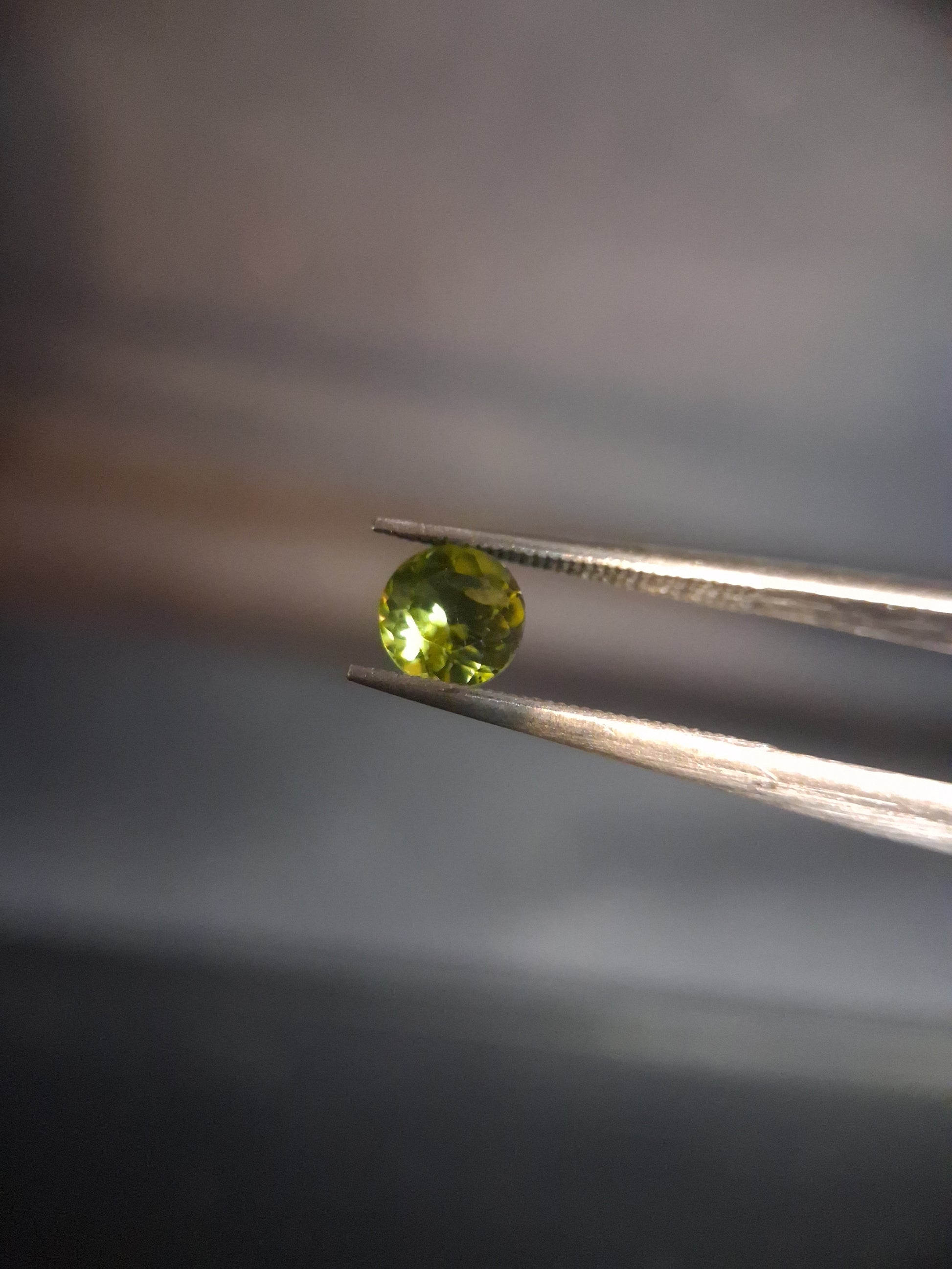 Natural Peridot - 0.515 ct - round - unheated- green peridot - Natural Gems Belgium