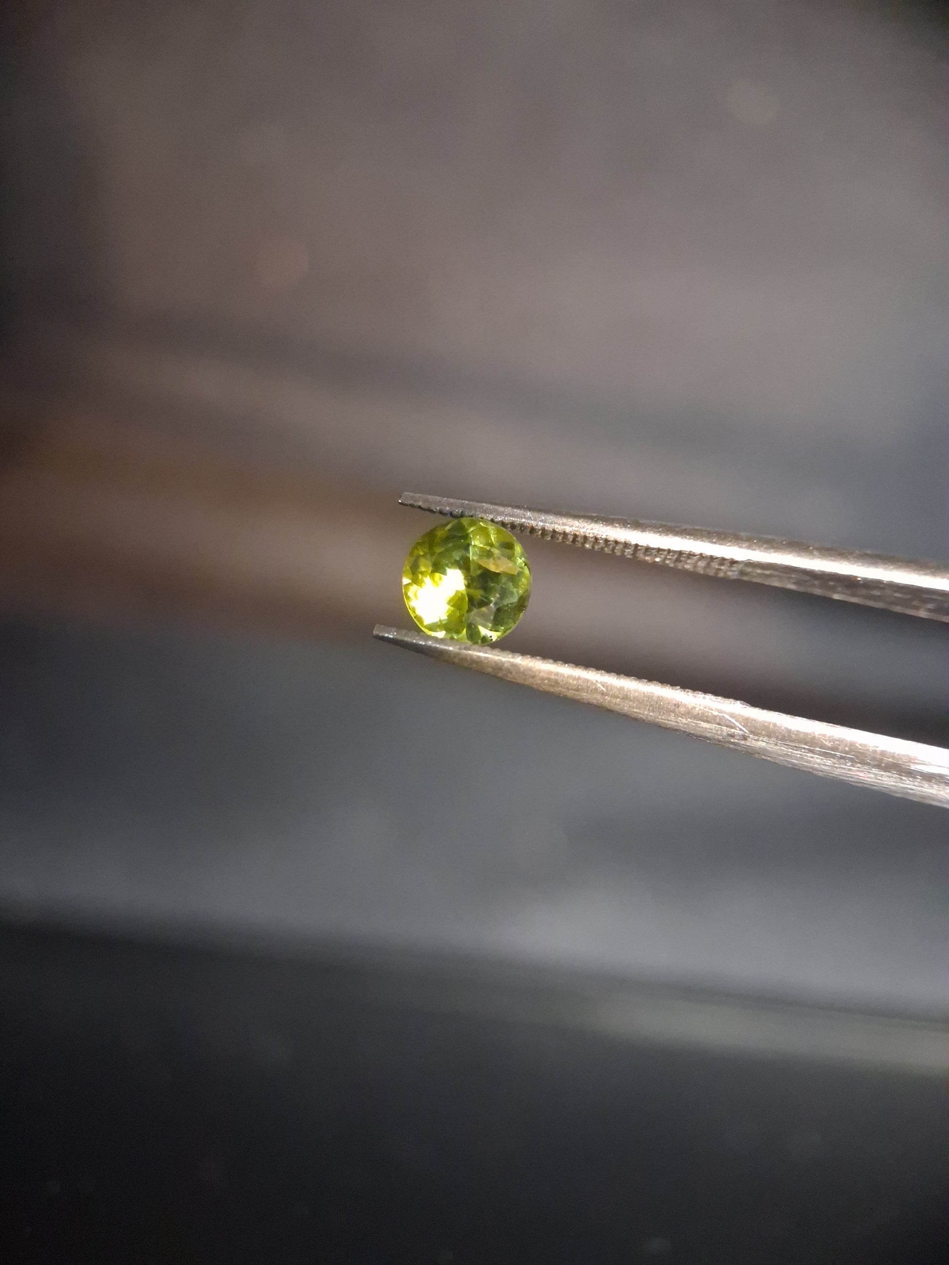 Natural Peridot - 0.515 ct - round - unheated- green peridot - Natural Gems Belgium