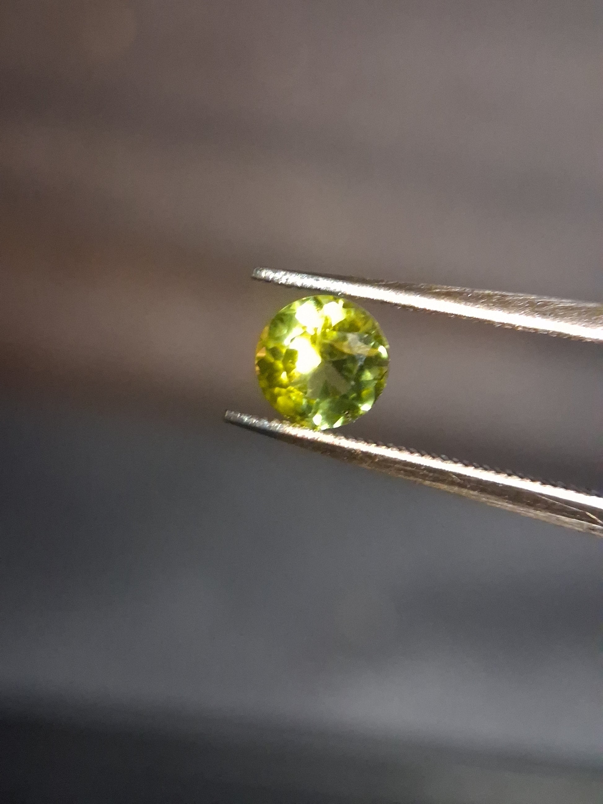 Natural Peridot - 0.515 ct - round - unheated- green peridot - Natural Gems Belgium