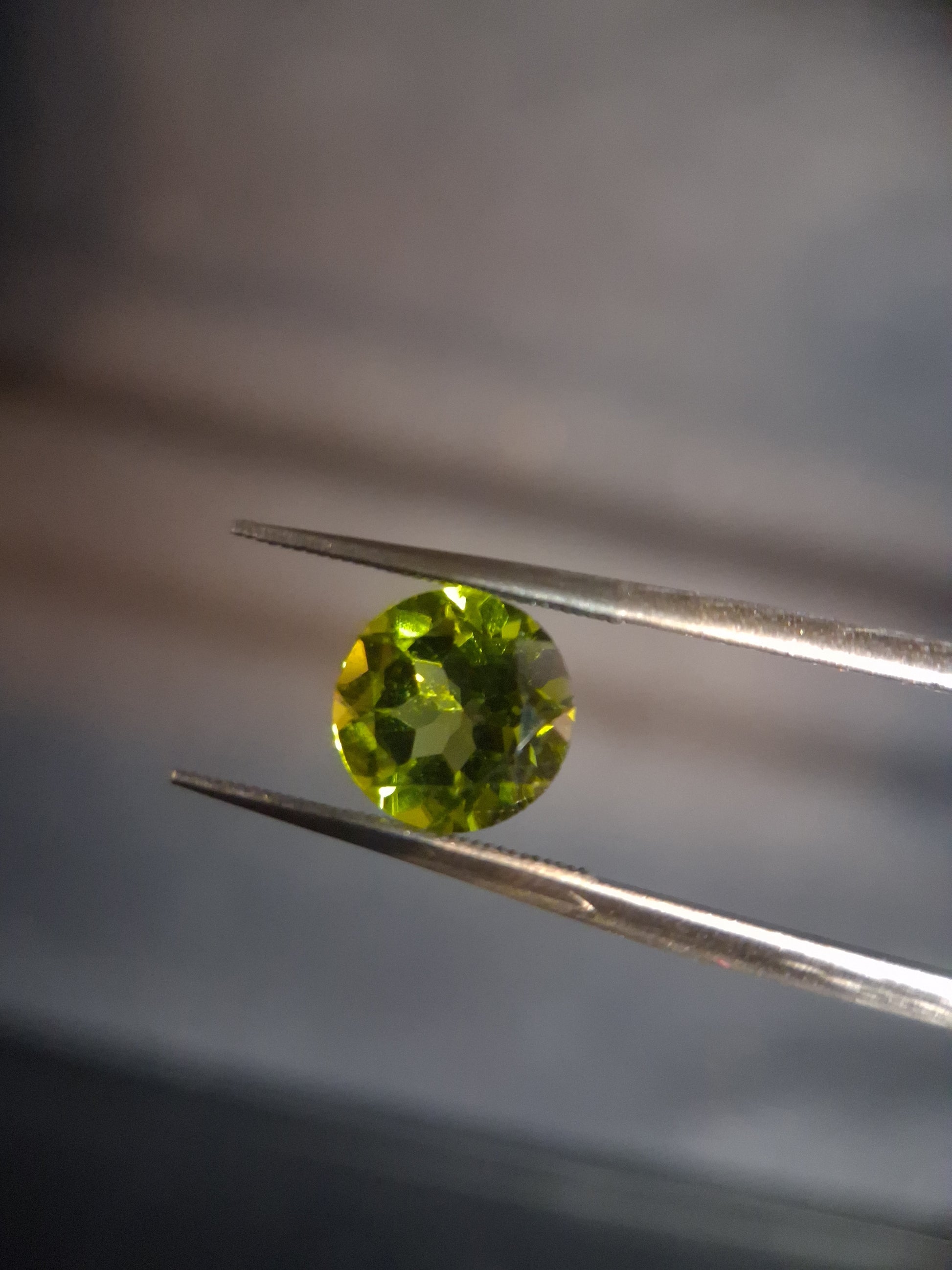 Natural Peridot - 2.356 ct - round - unheated- green peridot - Natural Gems Belgium