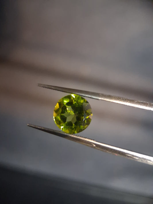 Natural Peridot - 2.356 ct - round - unheated- green peridot - Natural Gems Belgium