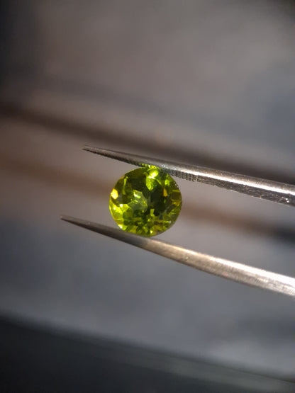 Natural Peridot - 2.356 ct - round - unheated- green peridot - Natural Gems Belgium