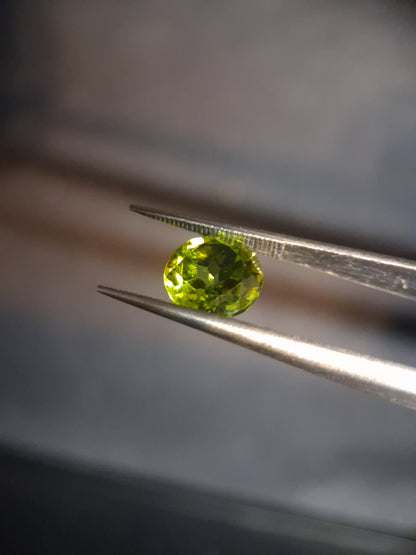 Natural Peridot - 2.356 ct - round - unheated- green peridot - Natural Gems Belgium