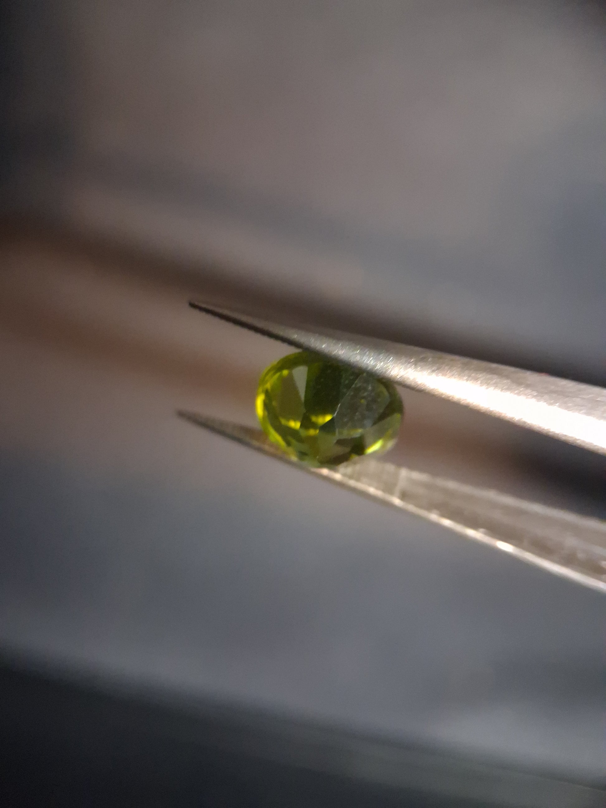 Natural Peridot - 2.356 ct - round - unheated- green peridot - Natural Gems Belgium