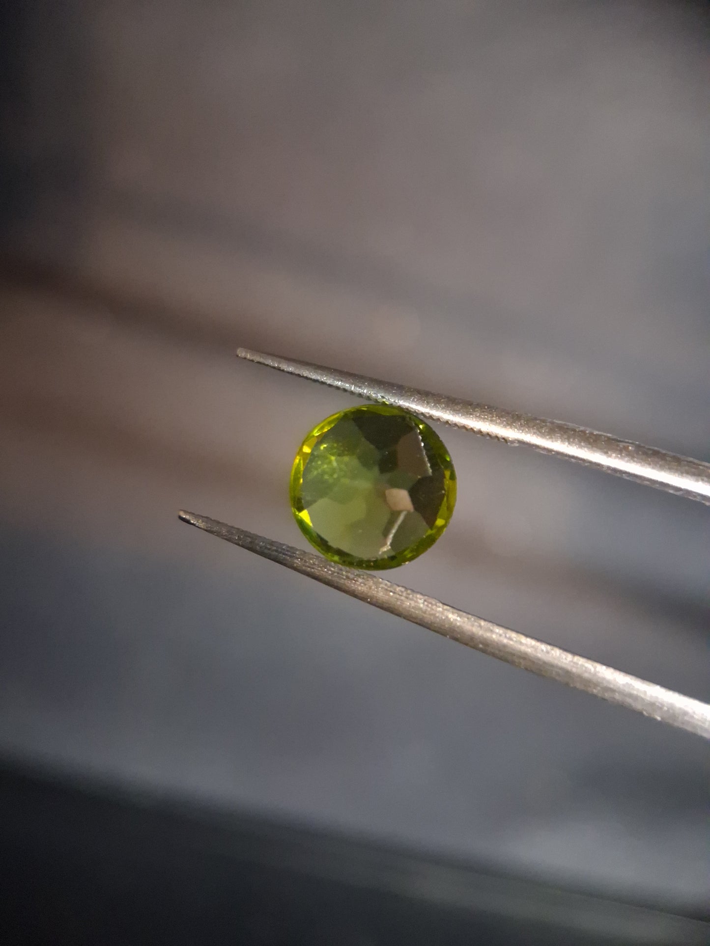 Natural Peridot - 2.356 ct - round - unheated- green peridot - Natural Gems Belgium