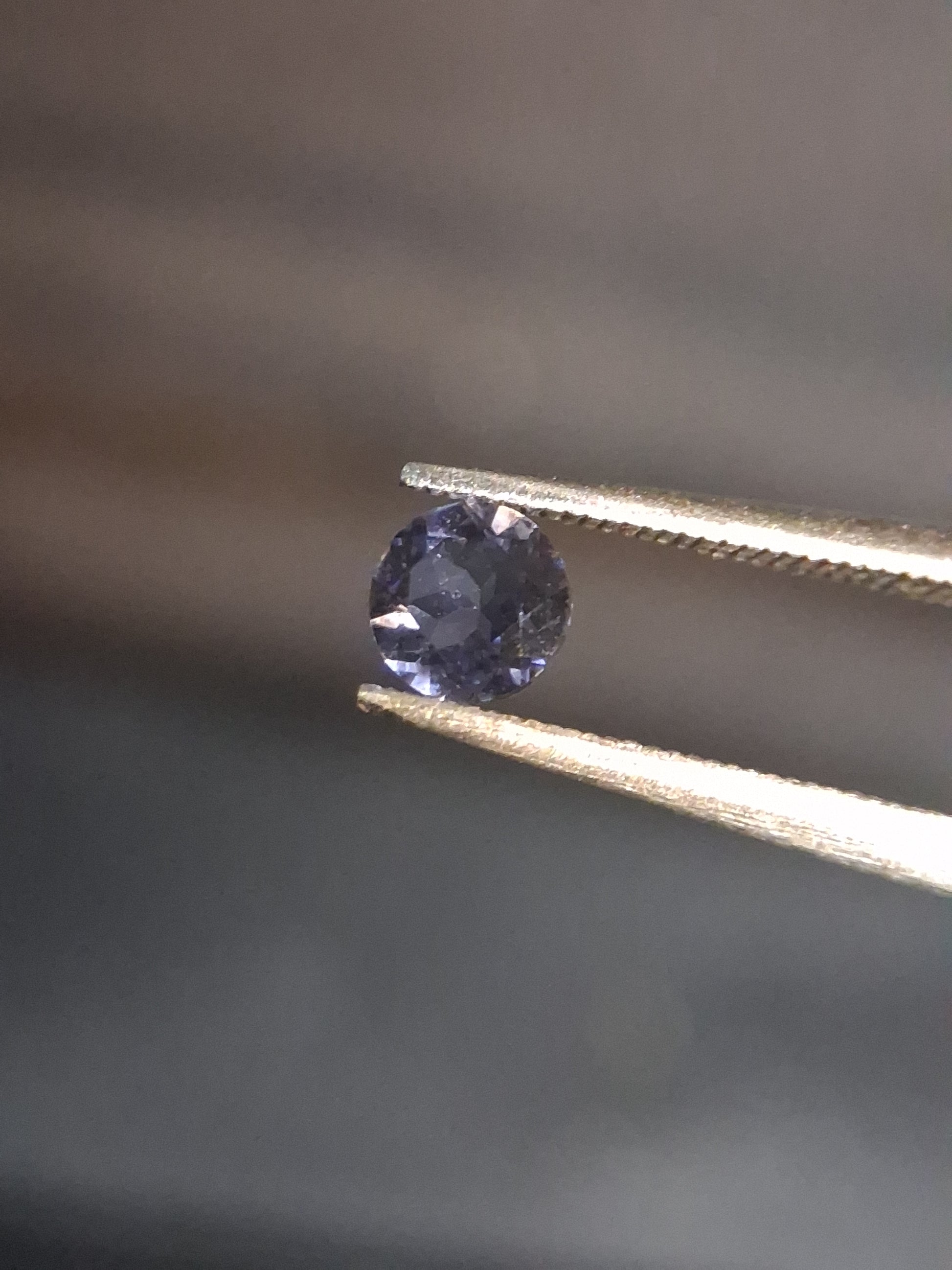 Natural Iolite - 0.227 ct - round - unheated - bluish violet- AKA the Vikings' Compass - Natural Gems Belgium