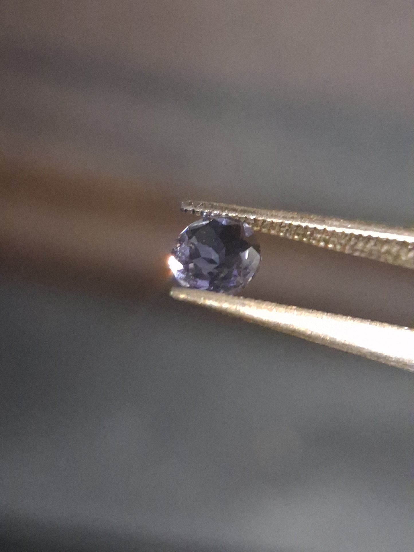Natural Iolite - 0.227 ct - round - unheated - bluish violet- AKA the Vikings' Compass - Natural Gems Belgium