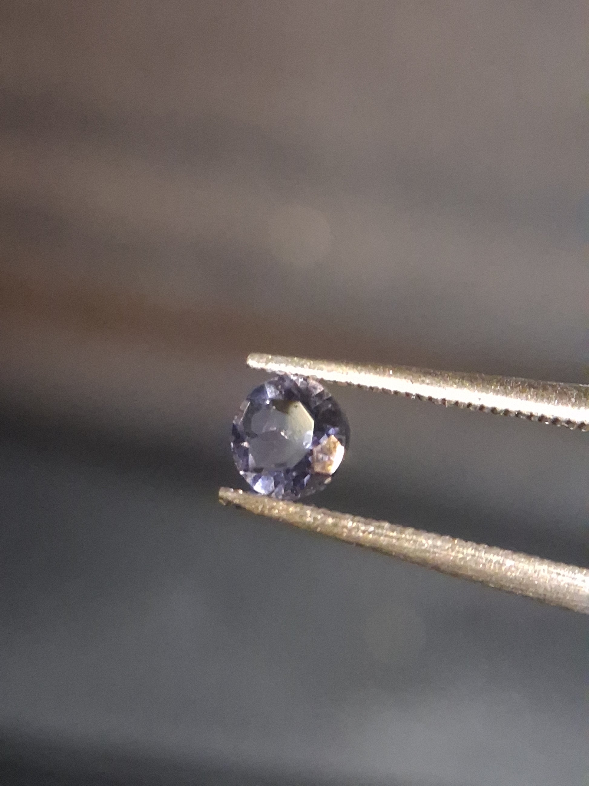 Natural Iolite - 0.227 ct - round - unheated - bluish violet- AKA the Vikings' Compass - Natural Gems Belgium