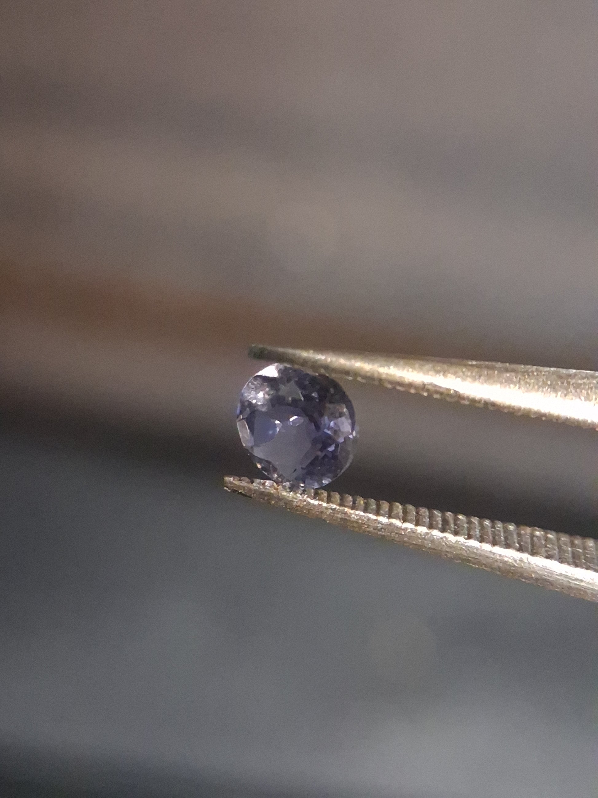 Natural Iolite - 0.227 ct - round - unheated - bluish violet- AKA the Vikings' Compass - Natural Gems Belgium