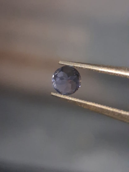 Natural Iolite - 0.227 ct - round - unheated - bluish violet- AKA the Vikings' Compass - Natural Gems Belgium