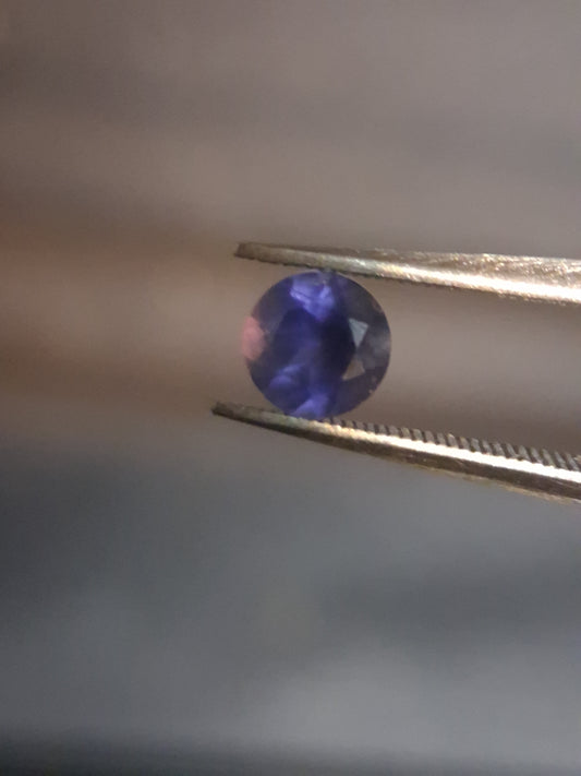 Natural Iolite - 0.436 ct - round - unheated - bluish violet- AKA the dichroite stone - Natural Gems Belgium