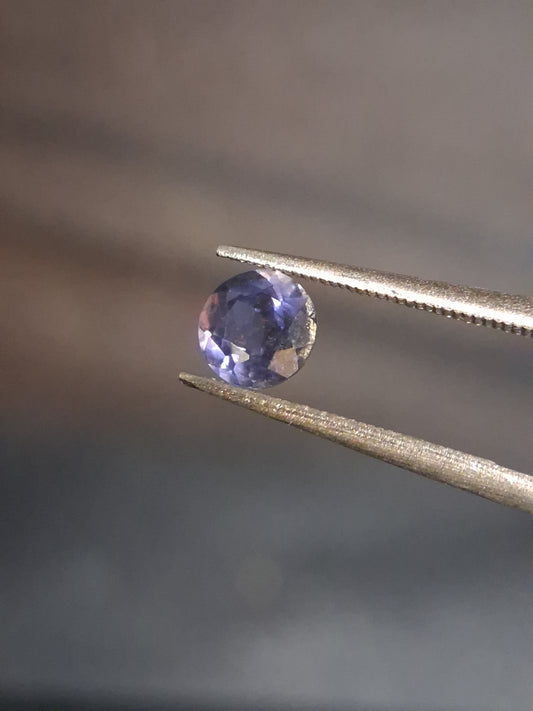 Natural Iolite - 0.474 ct - round - unheated - bluish violet- AKA the dichroite stone - Natural Gems Belgium