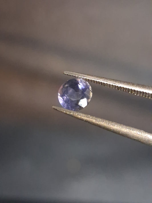 Natural Iolite - 0.474 ct - round - unheated - bluish violet- AKA the dichroite stone - Natural Gems Belgium