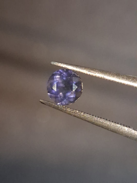 Natural Iolite - 0.473 ct - round - unheated - bluish violet- AKA the dichroite stone - Natural Gems Belgium