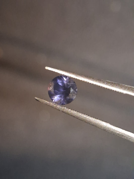 Natural Iolite - 0.452 ct - round - unheated - bluish violet- AKA the dichroite stone - Natural Gems Belgium