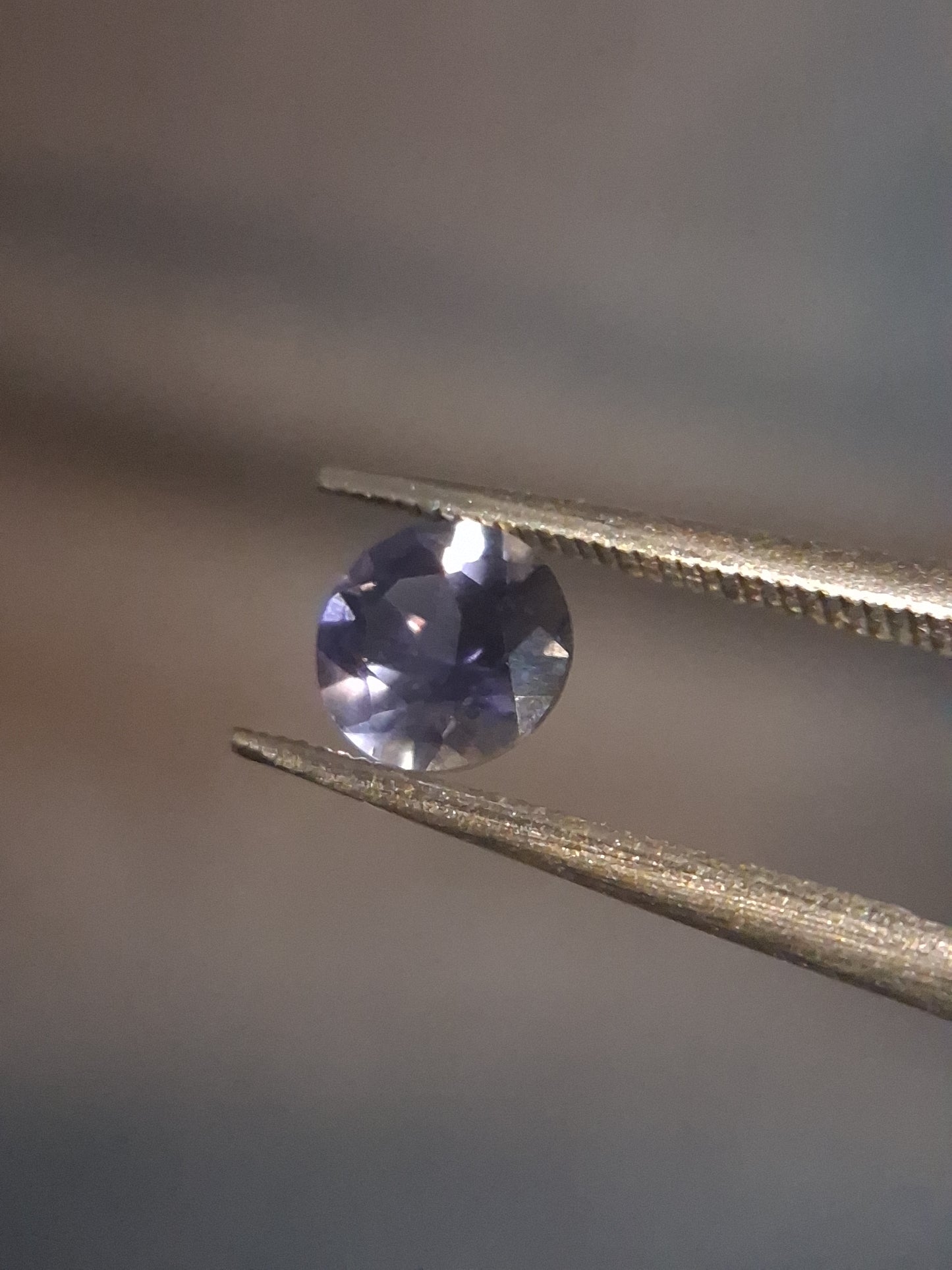Natural Iolite - 0.418 ct - round - unheated - bluish violet- AKA the dichroite stone - Natural Gems Belgium
