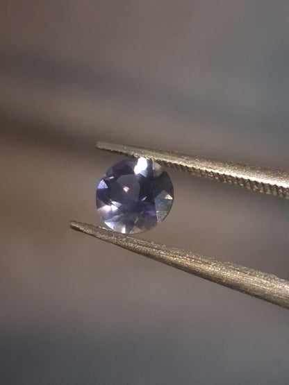 Natural Iolite - 0.418 ct - round - unheated - bluish violet- AKA the dichroite stone - Natural Gems Belgium