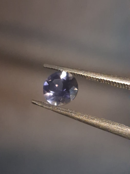 Natural Iolite - 0.418 ct - round - unheated - bluish violet- AKA the dichroite stone - Natural Gems Belgium