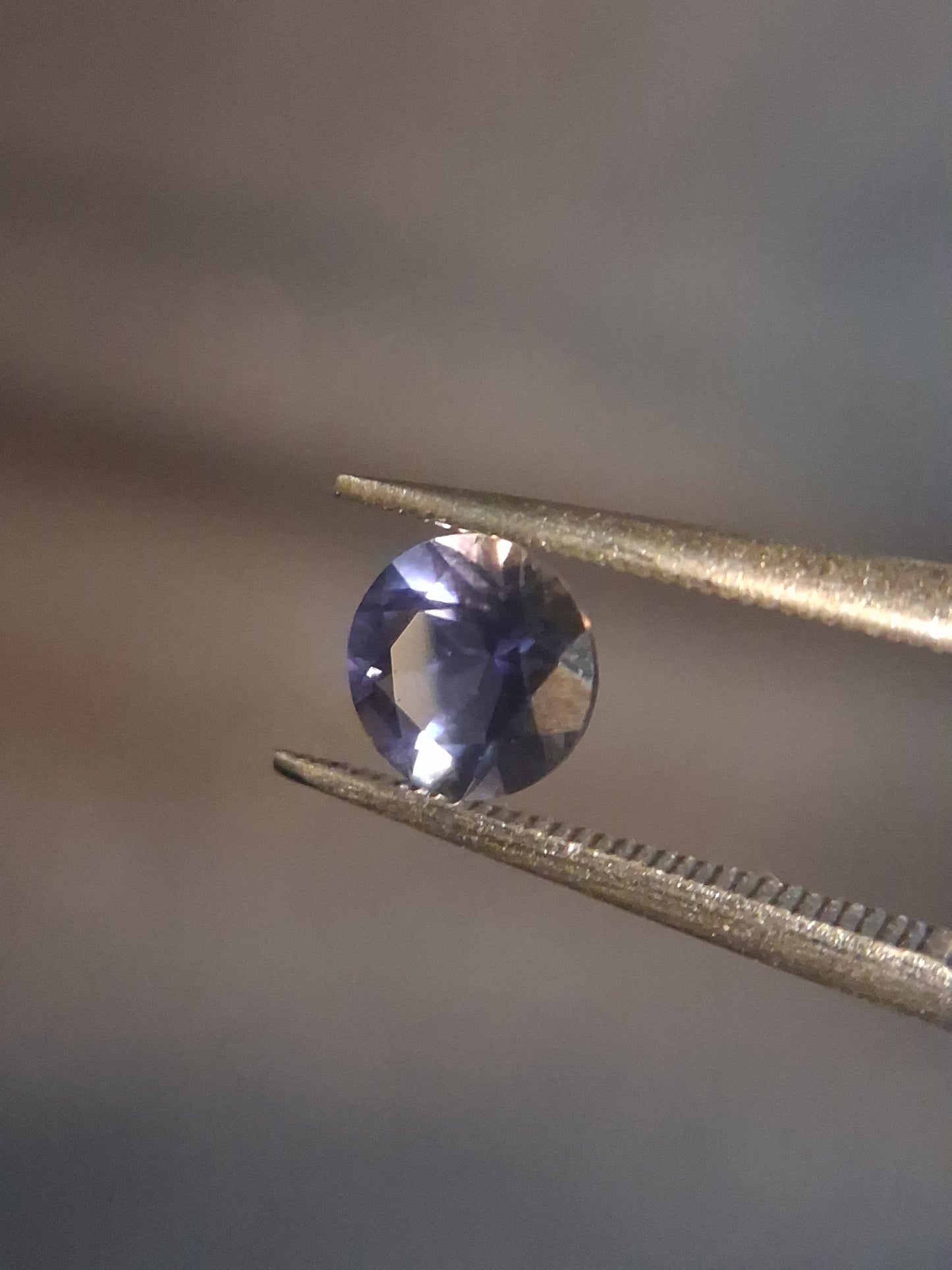 Natural Iolite - 0.418 ct - round - unheated - bluish violet- AKA the dichroite stone - Natural Gems Belgium