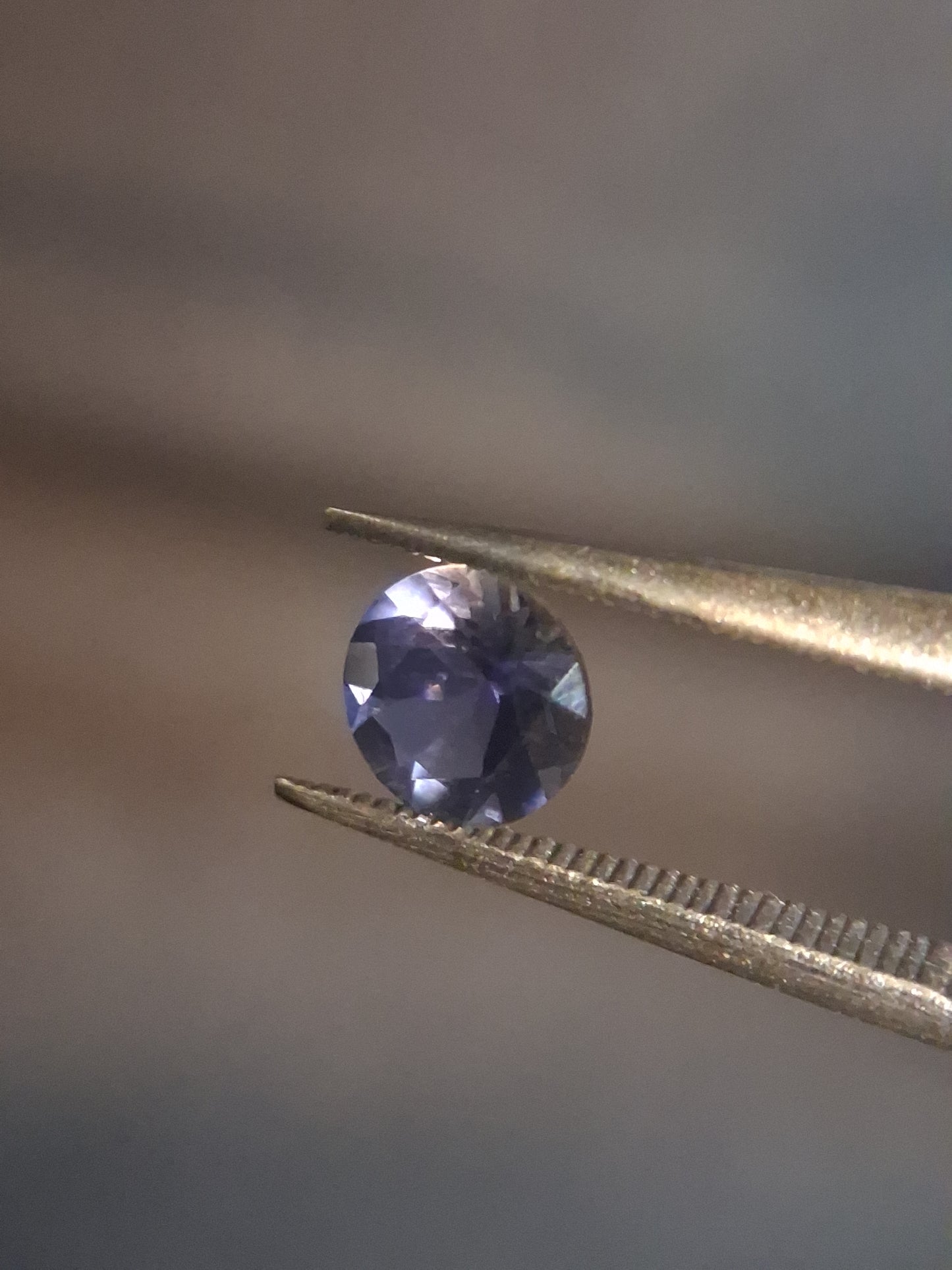 Natural Iolite - 0.418 ct - round - unheated - bluish violet- AKA the dichroite stone - Natural Gems Belgium