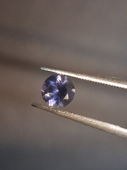 Natural Iolite - 0.418 ct - round - unheated - bluish violet- AKA the dichroite stone - Natural Gems Belgium