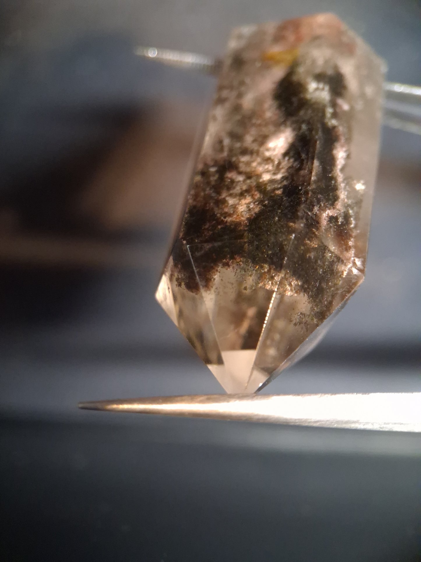 Crystal point of Phantom Quartz - multicolored scenic - hexagon - 3.8 cm - Natural Gems Belgium