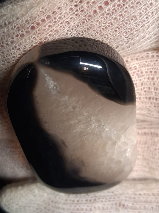 Natural Agate Palmstone - oval - 5x3 cm - Black Agate - nice crystalline balance - Natural Gems Belgium