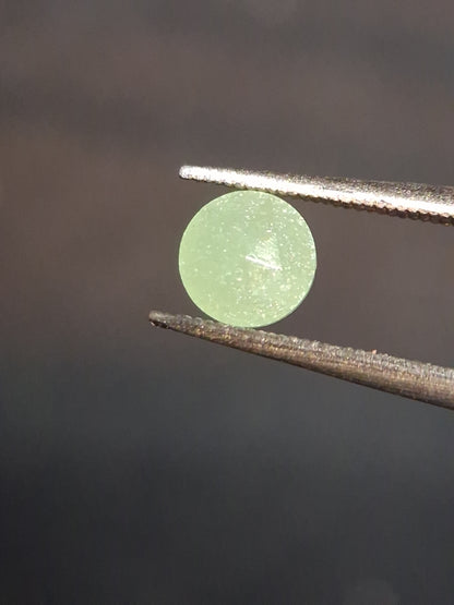 Natural Aventurine - faceted - round - 0.450 ct - green aventurine - Aventurescence - Natural Gems Belgium