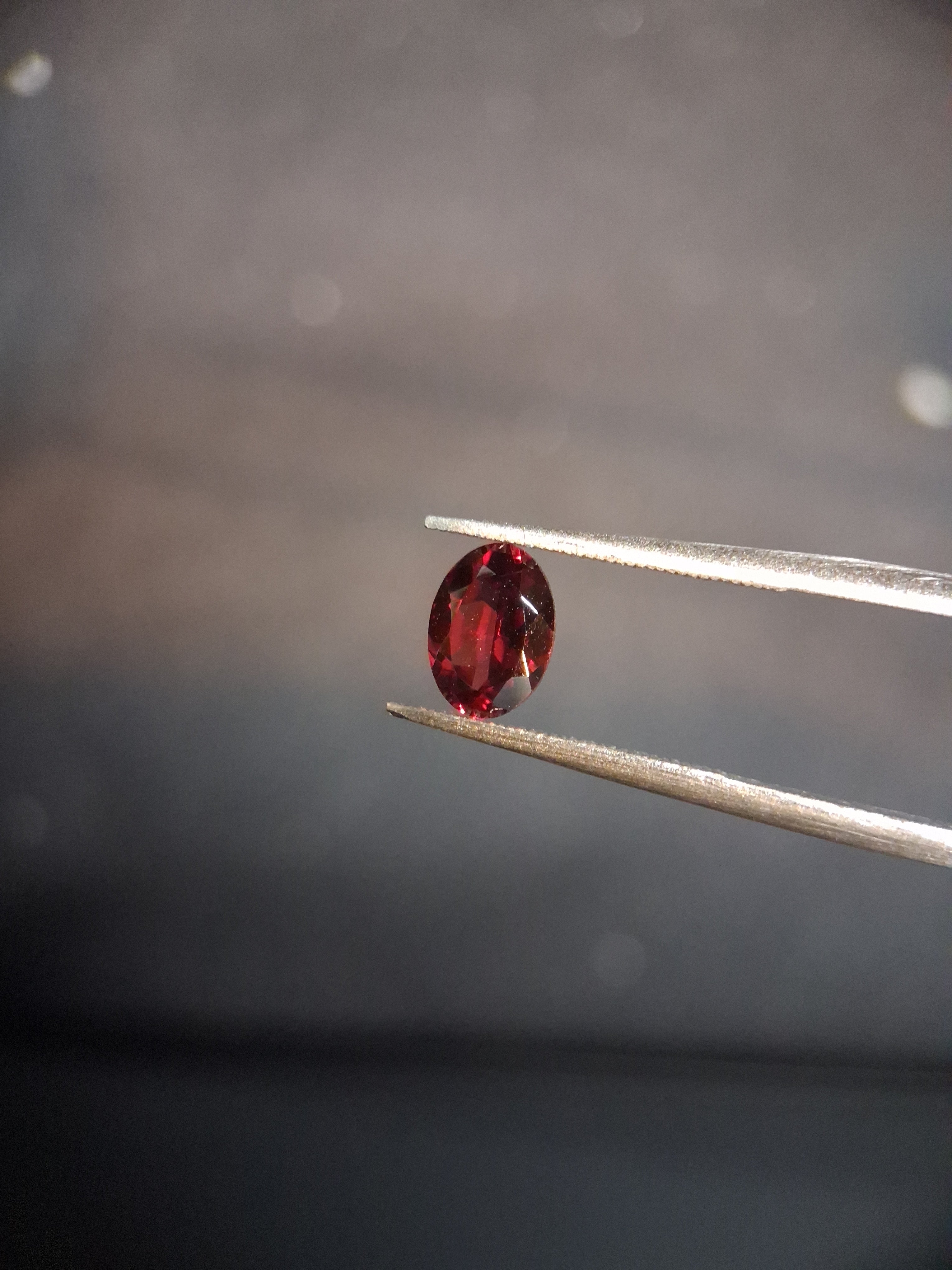 Natural Garnet - Rhodolite - 0.840 ct - oval - unheated- red - Natural Gems Belgium