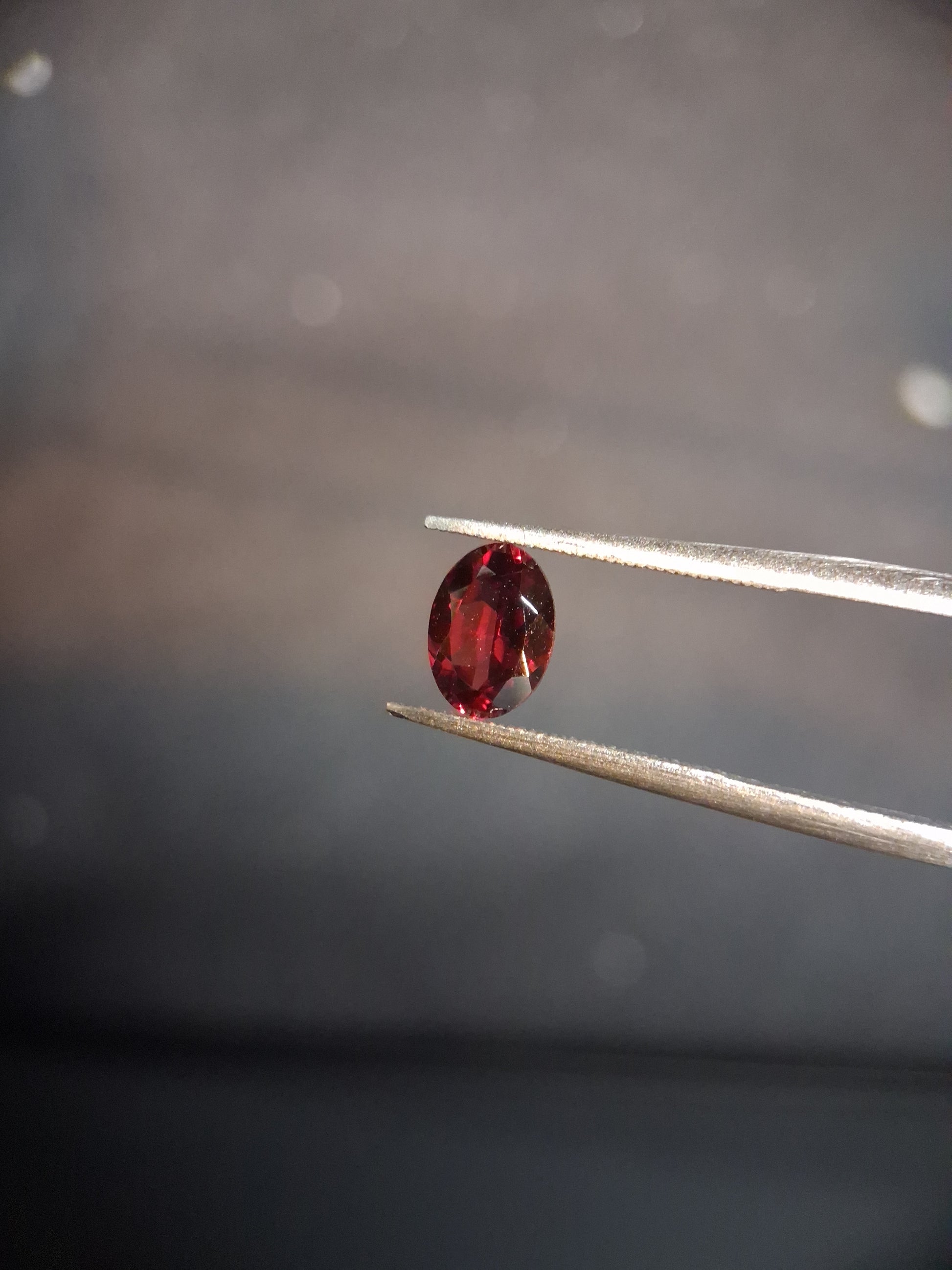 Natural Garnet - Rhodolite - 0.840 ct - oval - unheated- red - Natural Gems Belgium