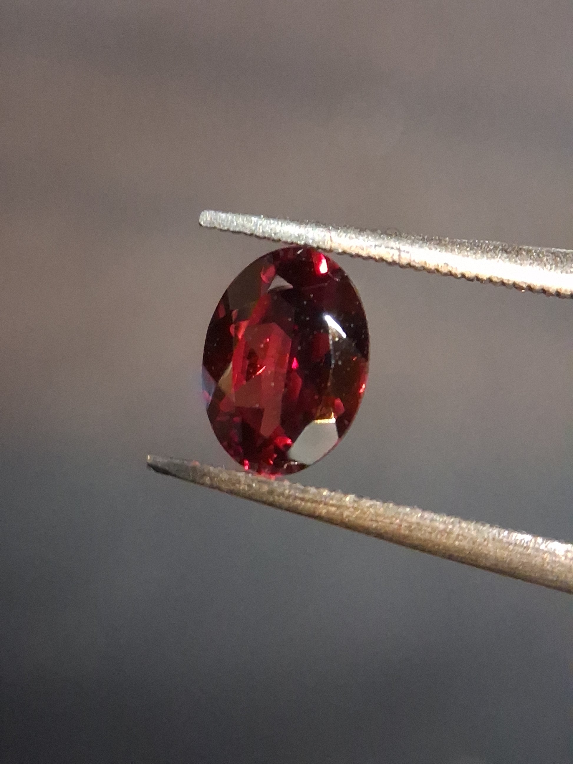 Natural Garnet - Rhodolite - 0.840 ct - oval - unheated- red - Natural Gems Belgium