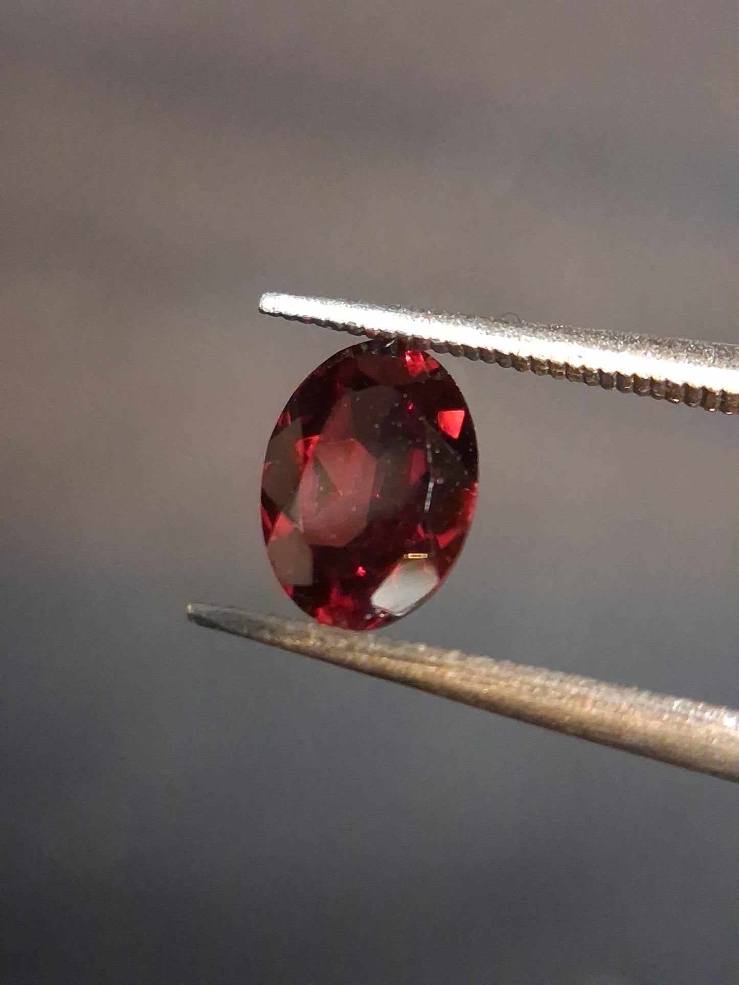 Natural Garnet - Rhodolite - 0.840 ct - oval - unheated- red - Natural Gems Belgium