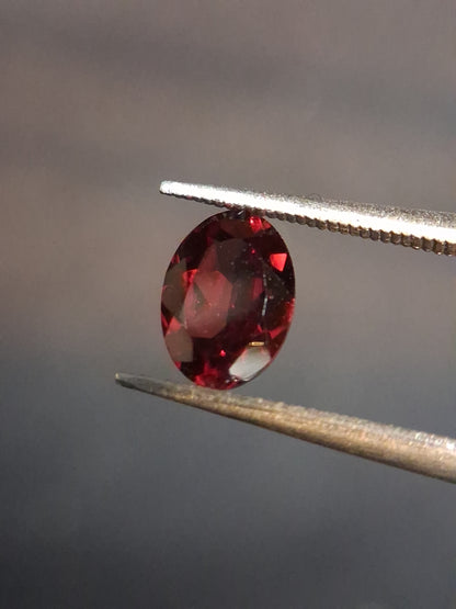Natural Garnet - Rhodolite - 0.840 ct - oval - unheated- red - Natural Gems Belgium