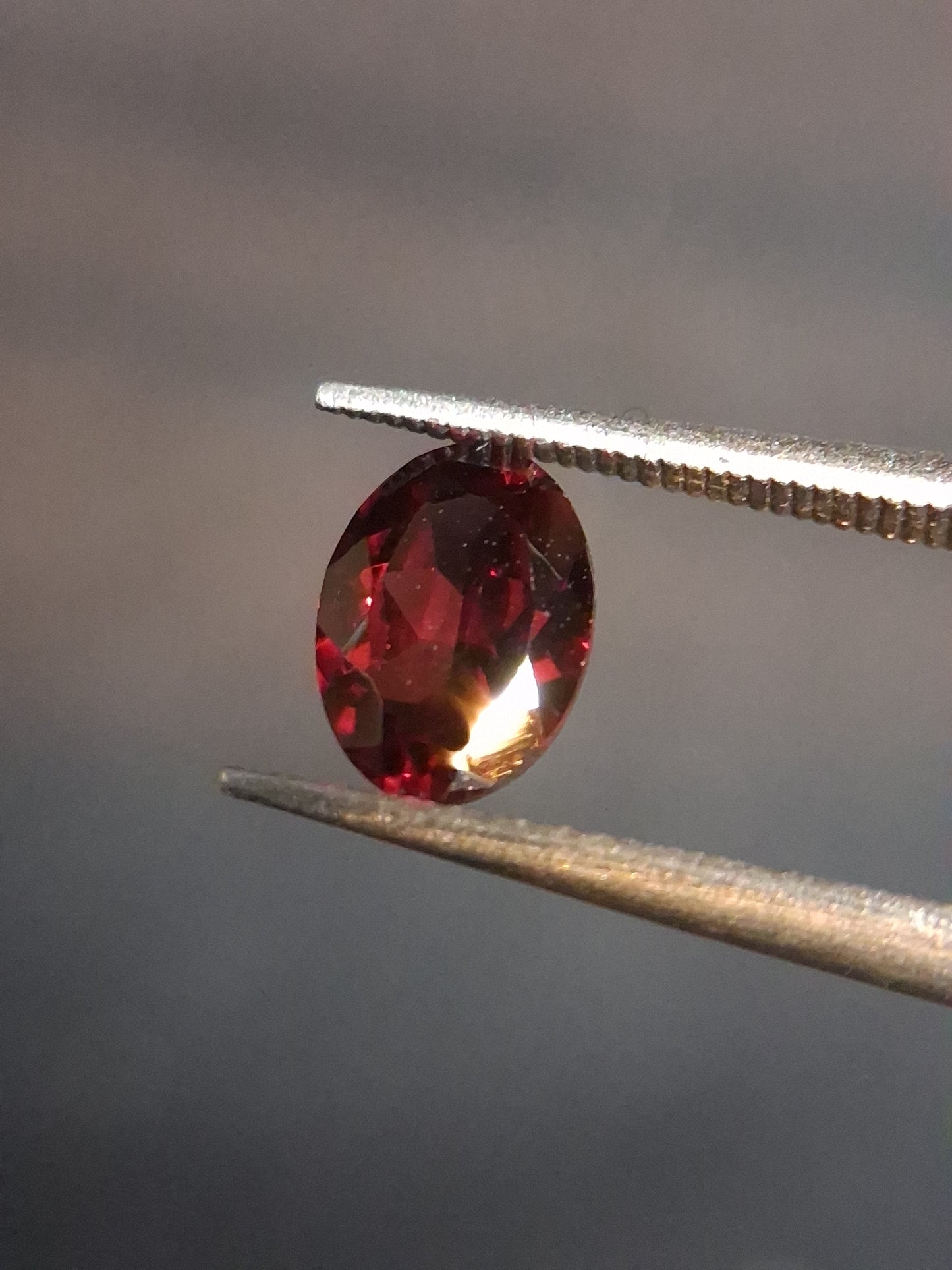 Natural Garnet - Rhodolite - 0.840 ct - oval - unheated- red - Natural Gems Belgium