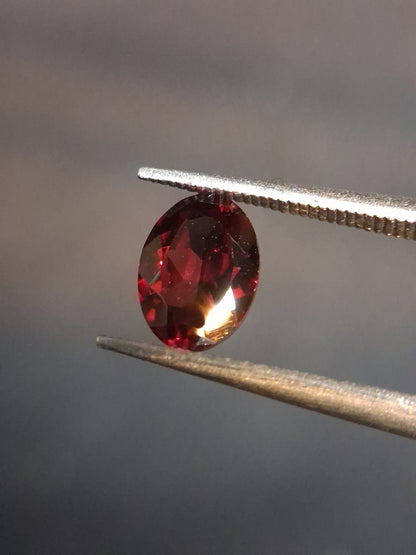 Natural Garnet - Rhodolite - 0.840 ct - oval - unheated- red - Natural Gems Belgium