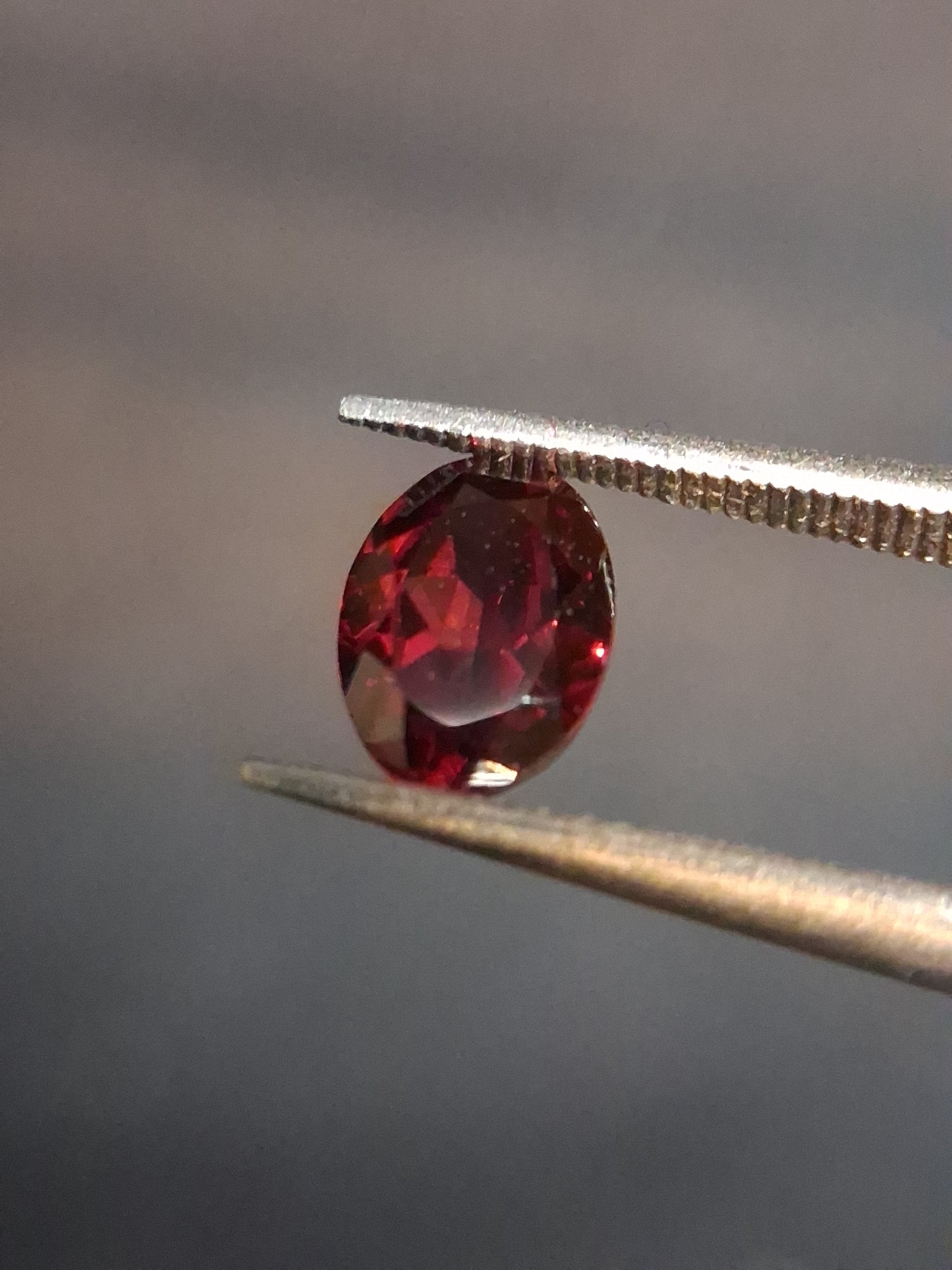 Natural Garnet - Rhodolite - 0.840 ct - oval - unheated- red - Natural Gems Belgium