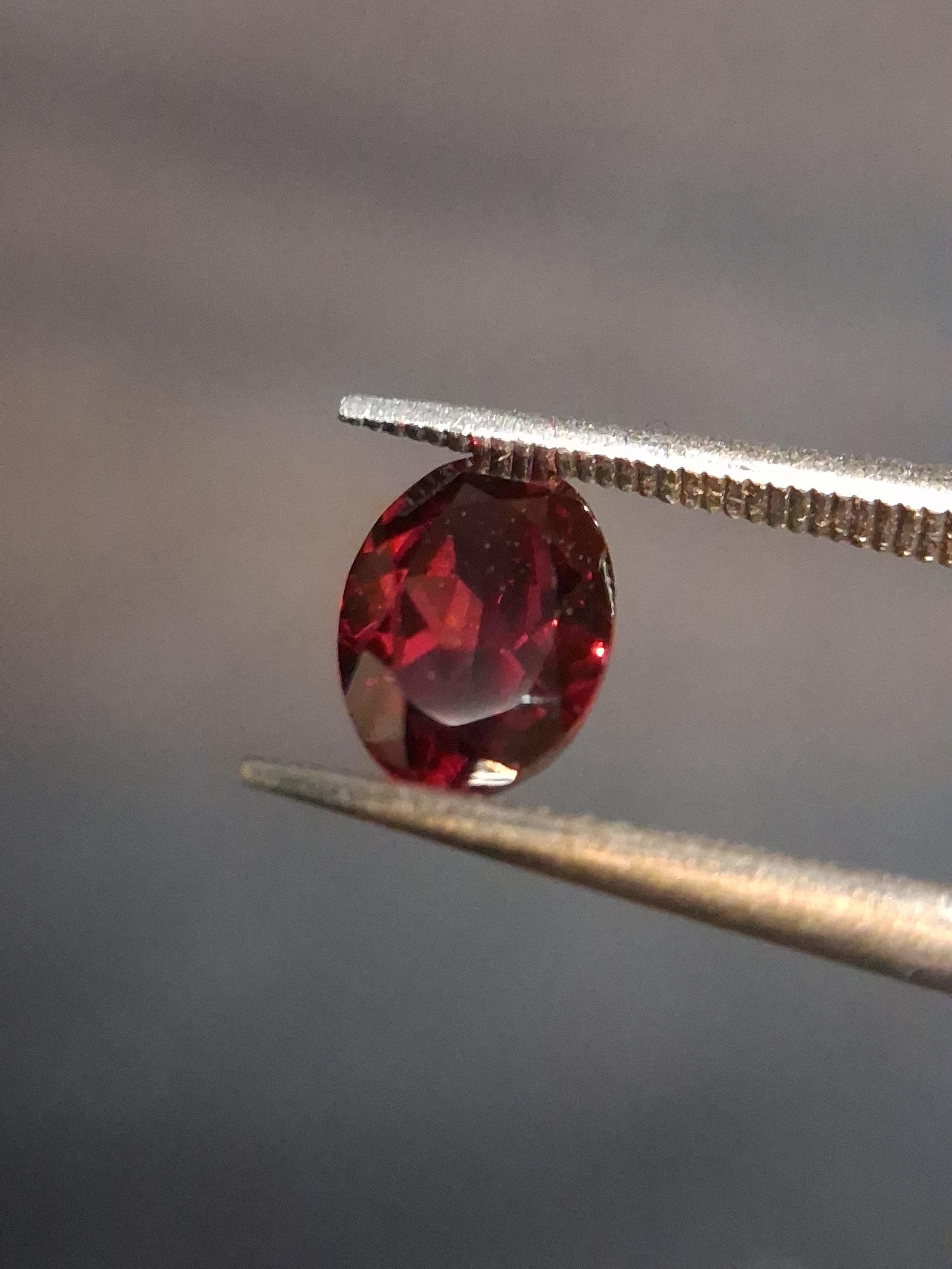 Natural Garnet - Rhodolite - 0.840 ct - oval - unheated- red - Natural Gems Belgium